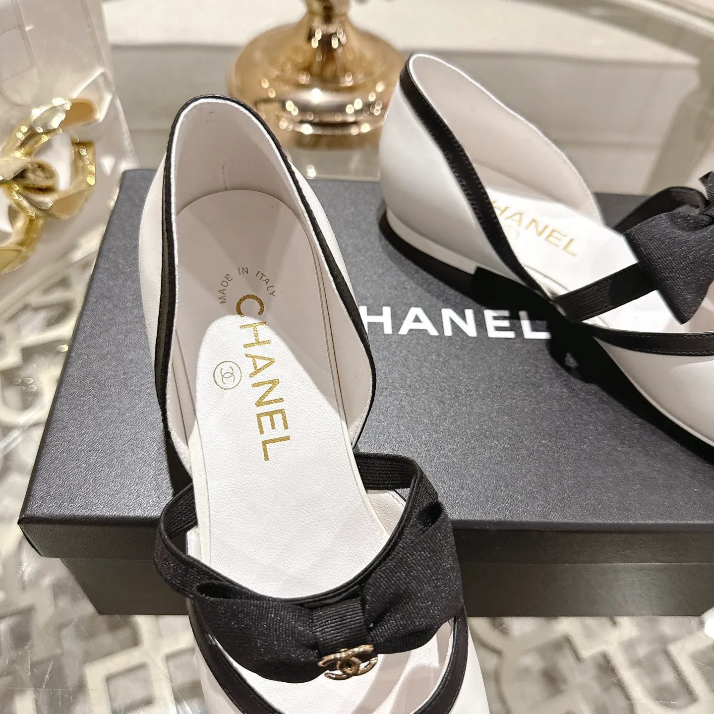 👟👟Ex-factory price 560👟👟 Leather surface [purchasing-grade quality] CHANEL Xiaoxiang 25/A new summer bow-tie shoes 💃 This pair of loafers is really breathtakingly beautiful! Made of cowhide fabric + imported mesh, every detail exudes a sense of high-end ~ classic bow design, Italian genuine leather sole, comfortable and classy on the feet, a perfect must-have for fairies!  🌟 All counters are from the same source! All materials are customized according to the original 1:1, and are developed and patterned from genuine products. The quality is absolutely assured ~ a classic that must be bought every year, a versatile artifact that looks great whether paired with skirts or jeans!  💖 The perfect finishing touch for summer outfits, sisters, just do it! 👉 Fabric: Imported sheepskin Lining: Imported sheepskin Outsole: Private molded outsole Code number: 35-40 (41 customized, non-returnable) Leather surface